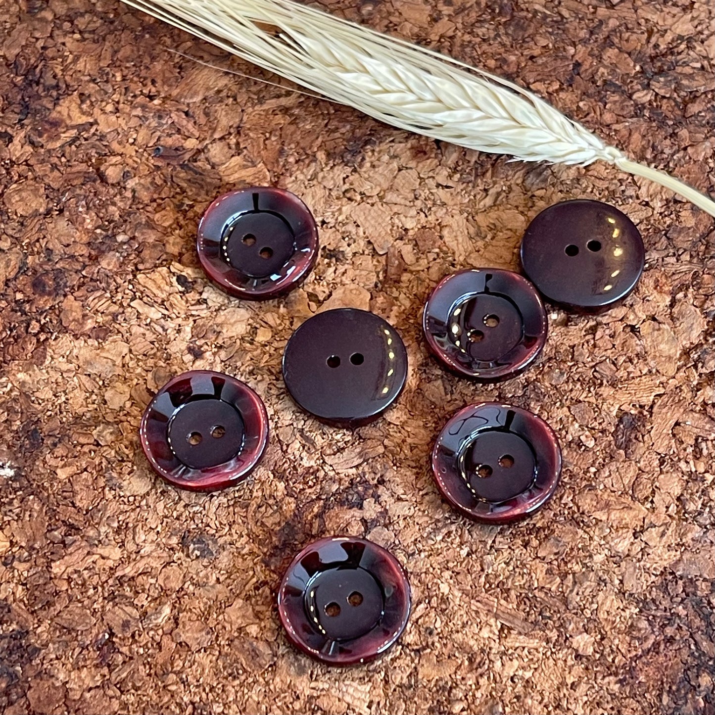 Bouton rond bord gondolé bordeaux 18mm
