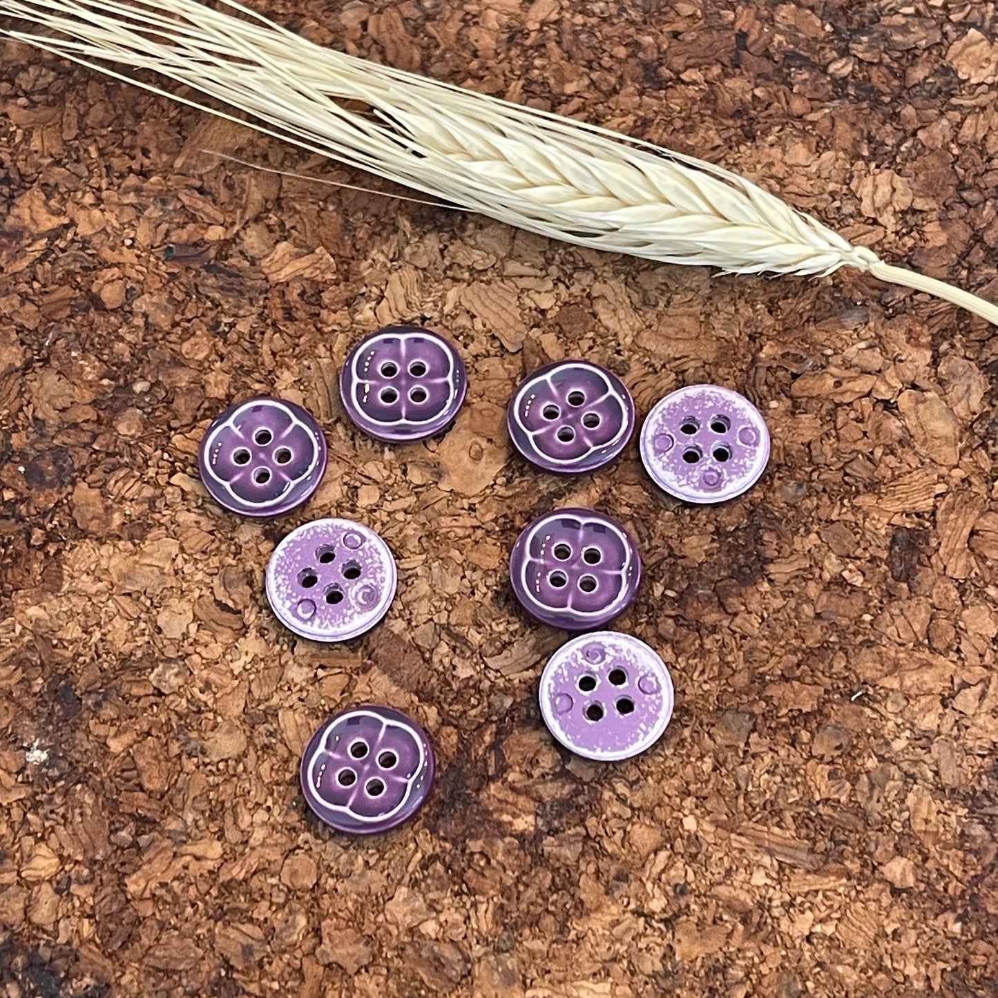 Bouton rond fleur en relief aubergine 12mm
