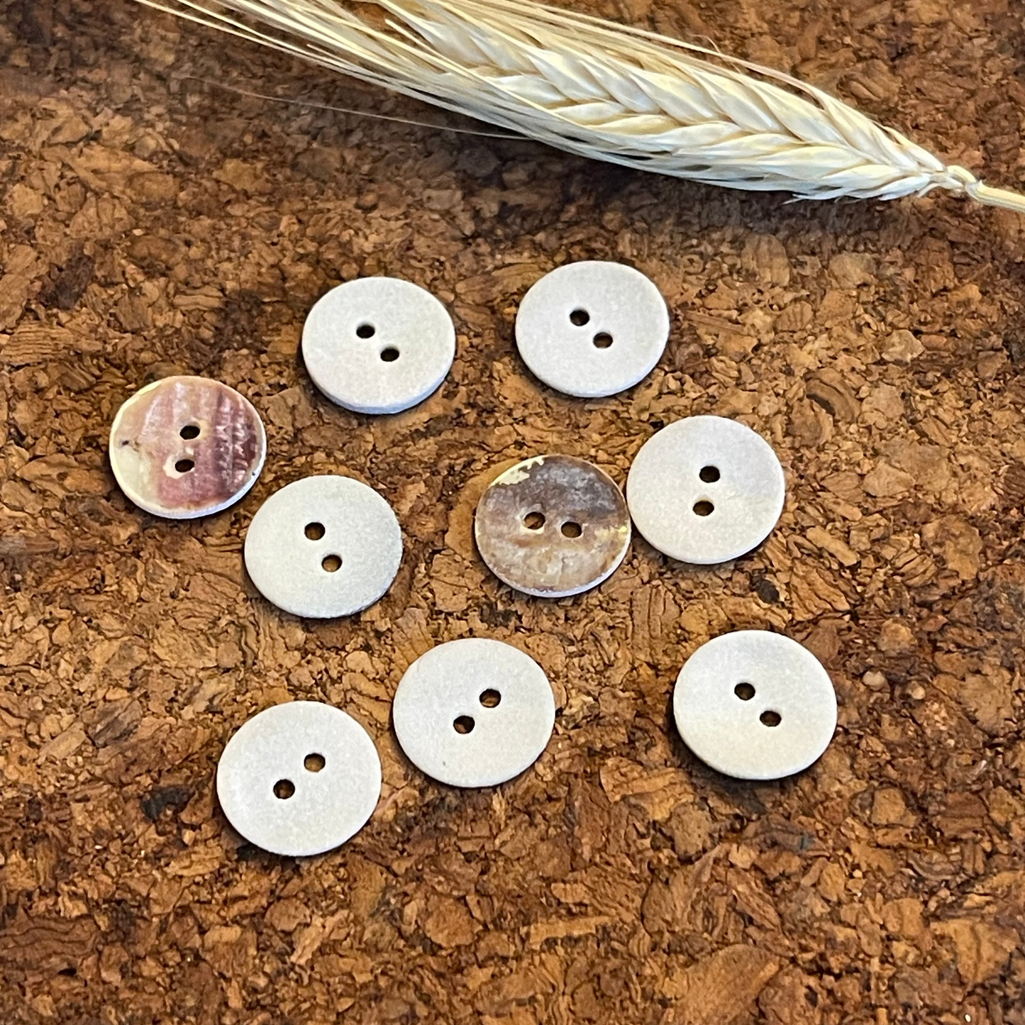 Bouton rond écru matte pearly verso nacré 12mm