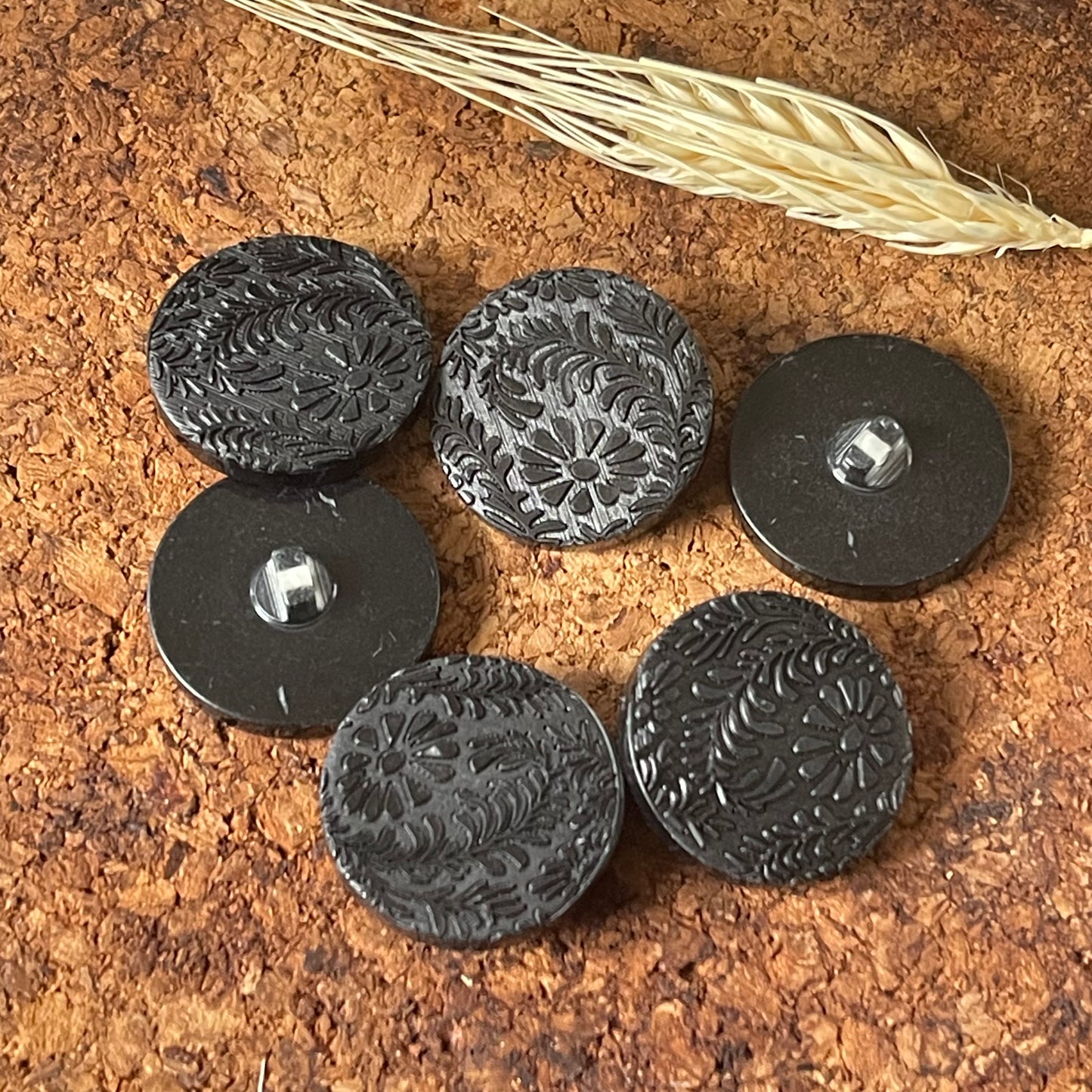 Bouton rond gravé de fleurs noir 27mm