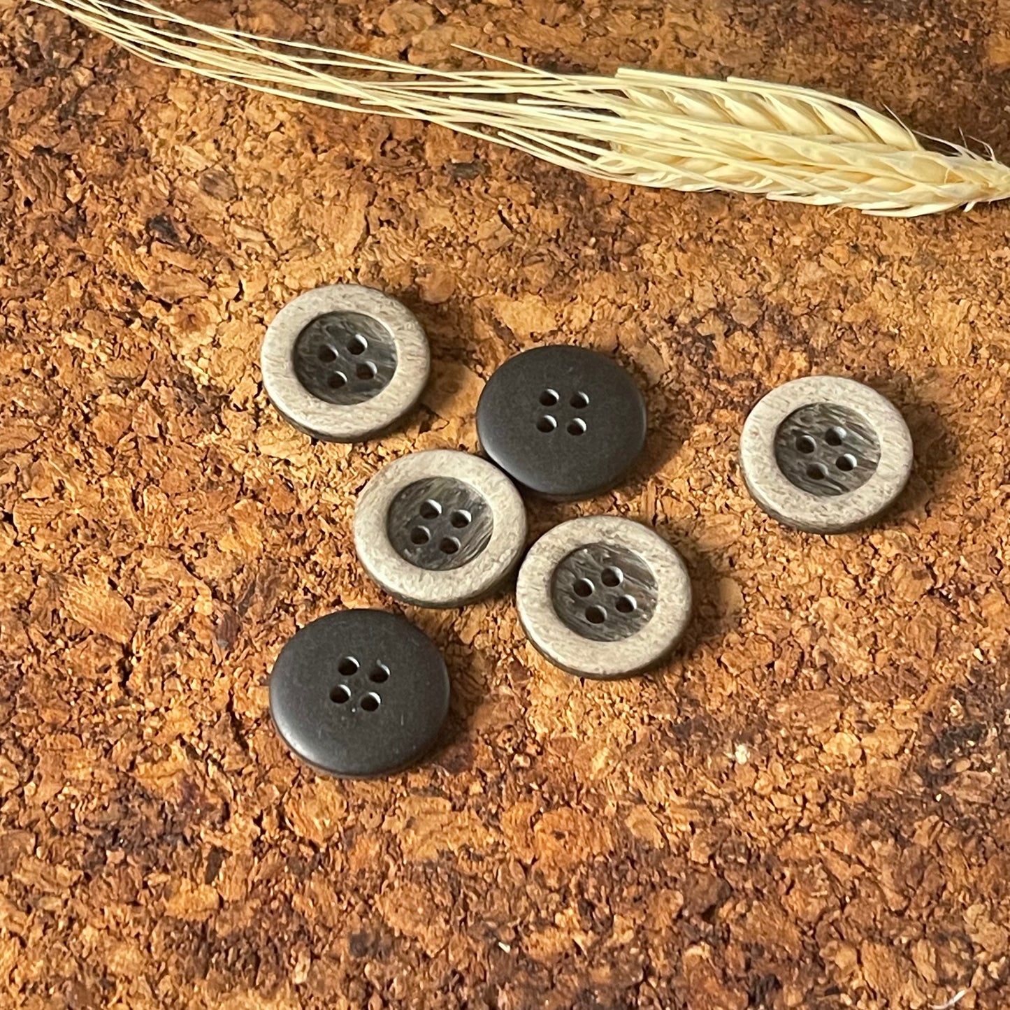 Bouton rond noir bord gris 18mm