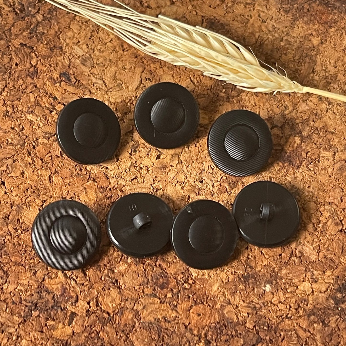 Bouton rond noir avec lignes 18mm
