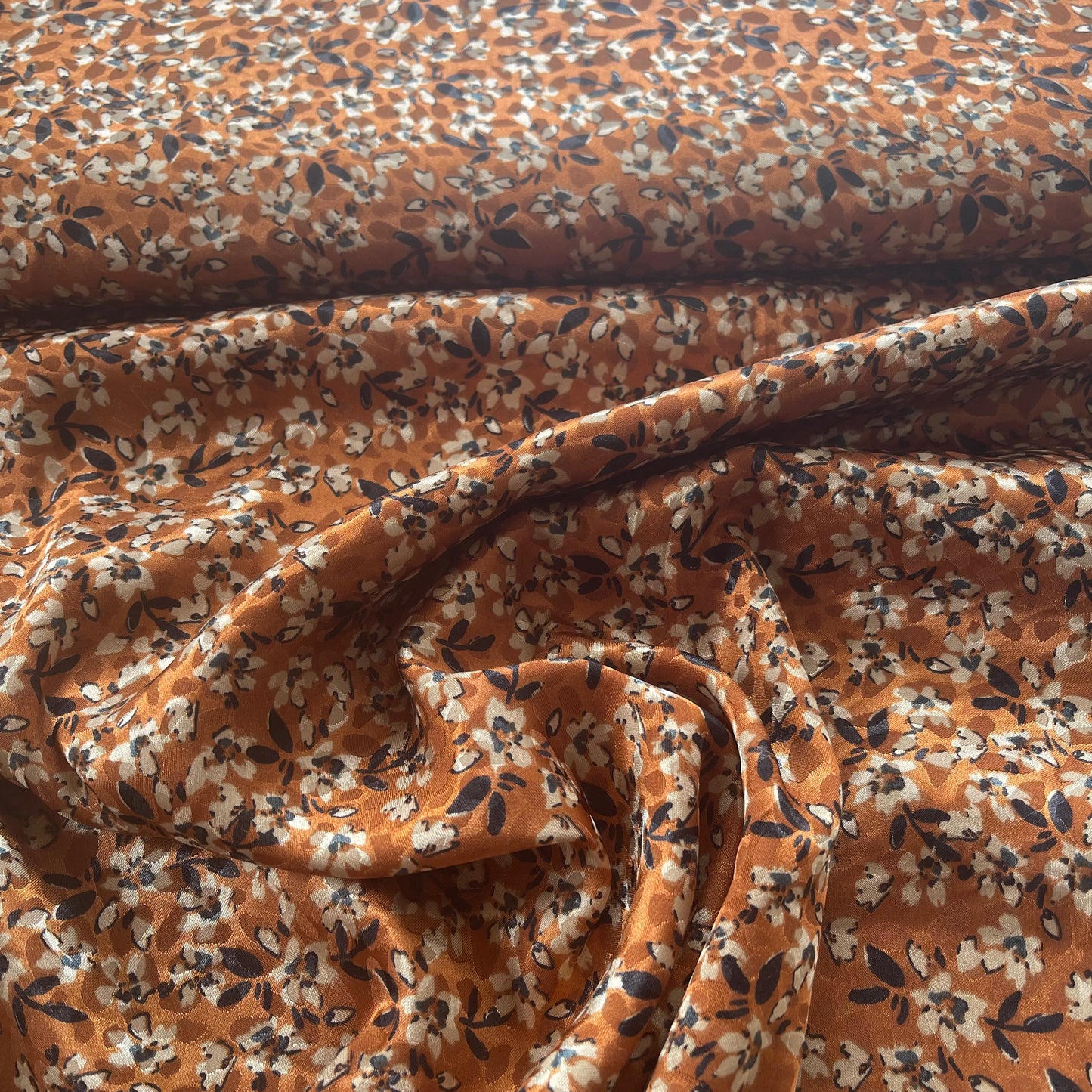 Satin jacquard fleurs blanches sur fond bronze