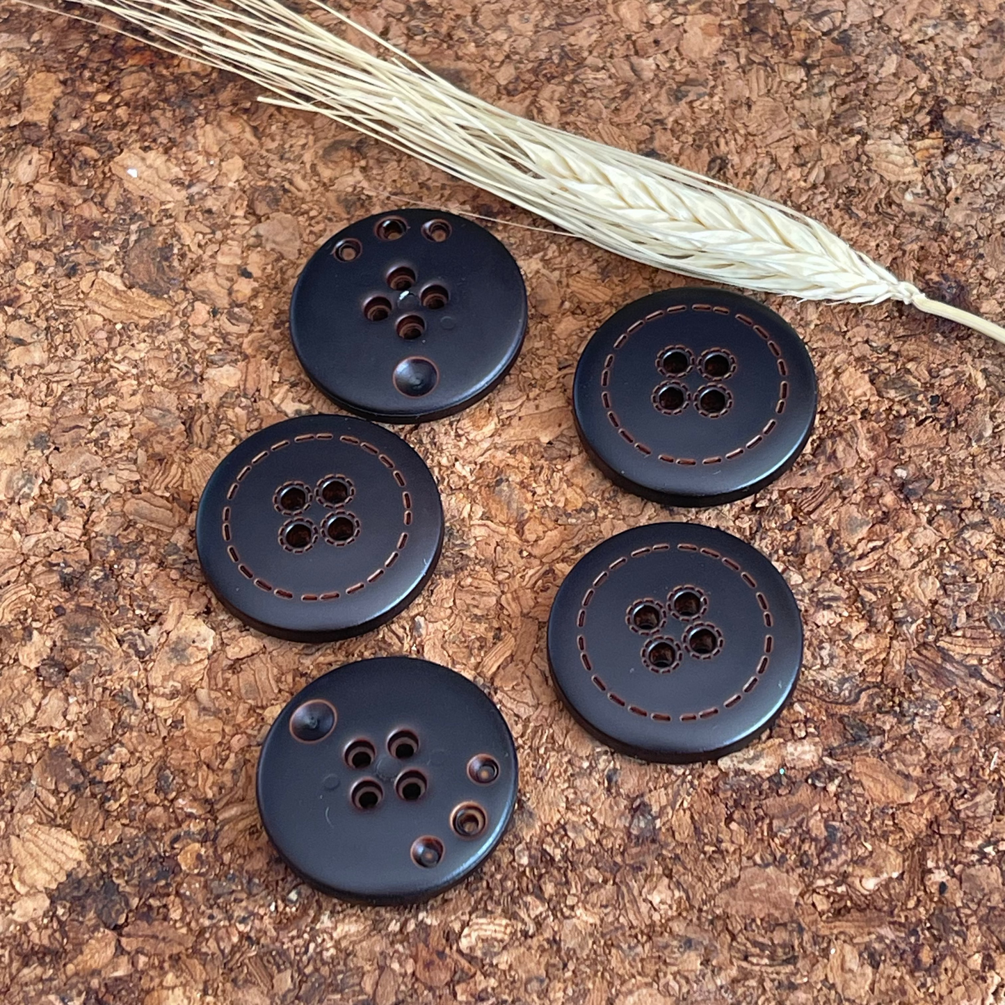 Bouton rond imitation cuir brun 28mm 4 trous