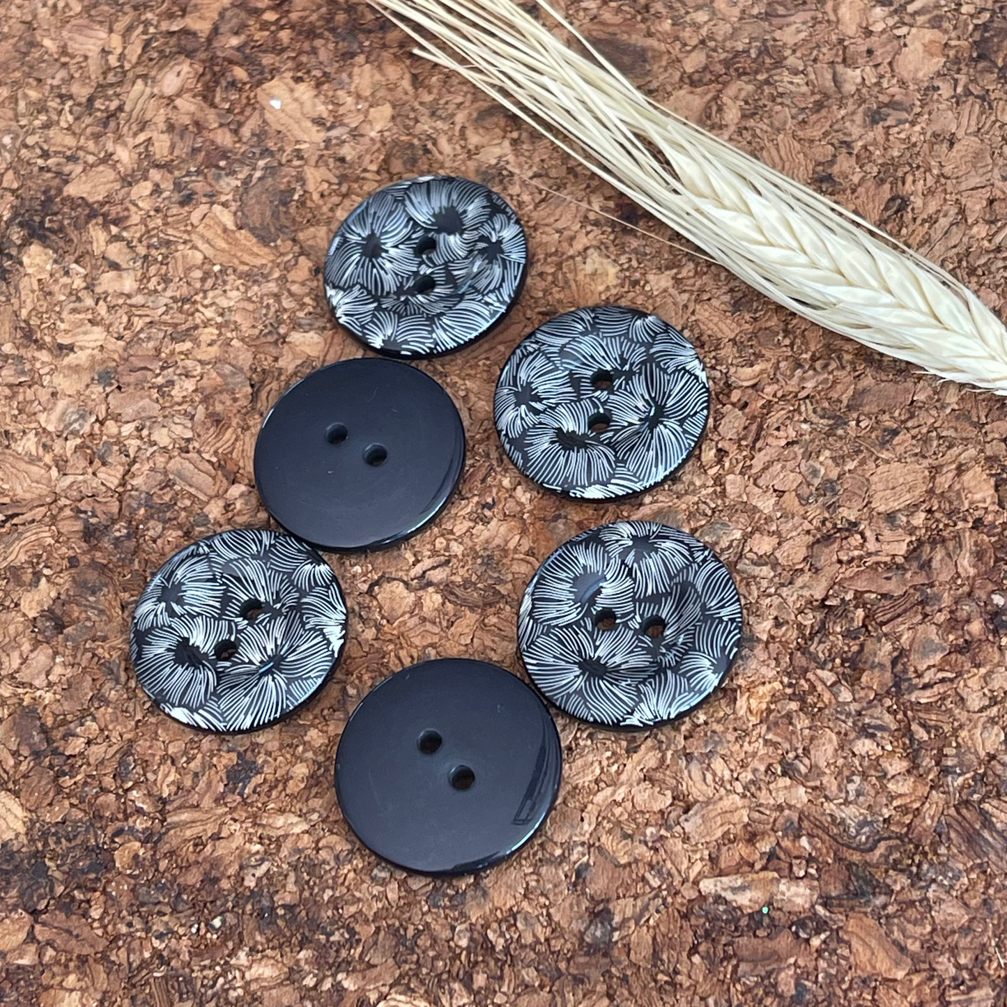 Bouton rond noir fleurs 23mm 2 trous