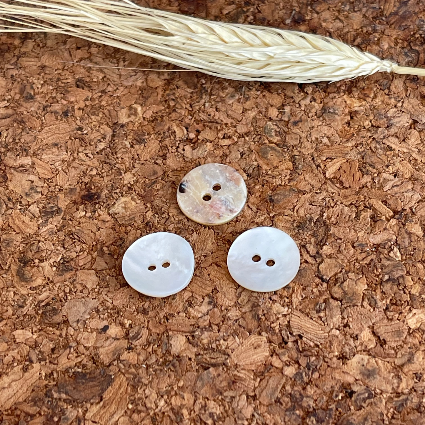 Bouton blanc nacré 2 trous 14mm