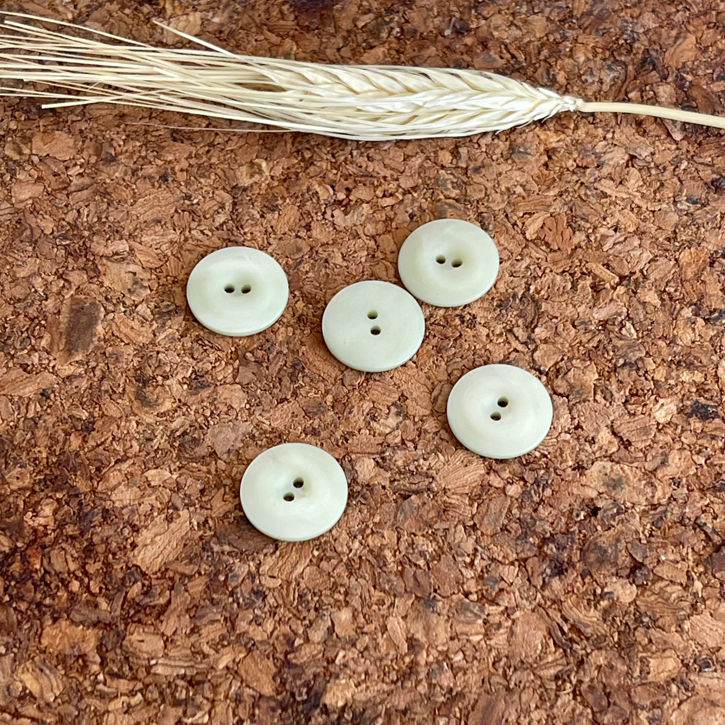 Bouton rond vert eau nacré 15mm 2 trous