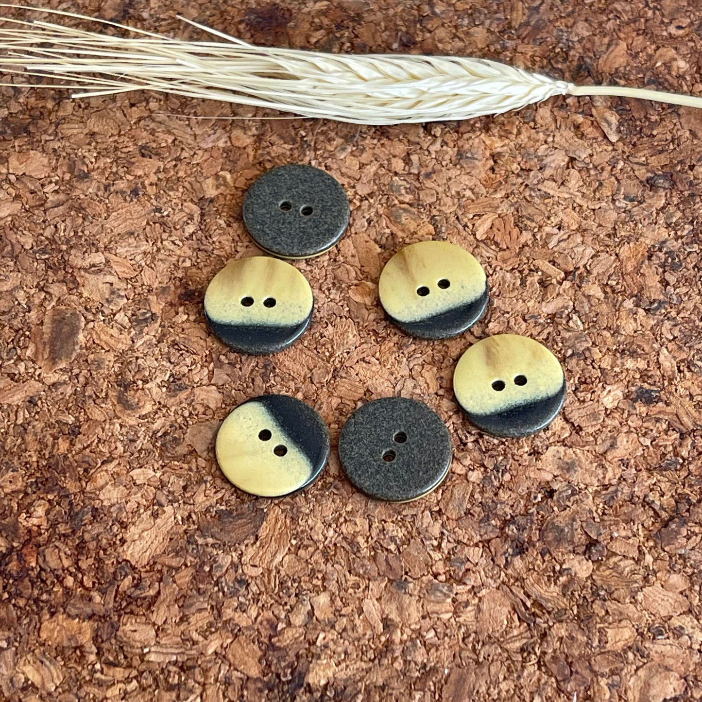 Bouton rond effet pierre bicolore brun et ocre 17mm 2 trous