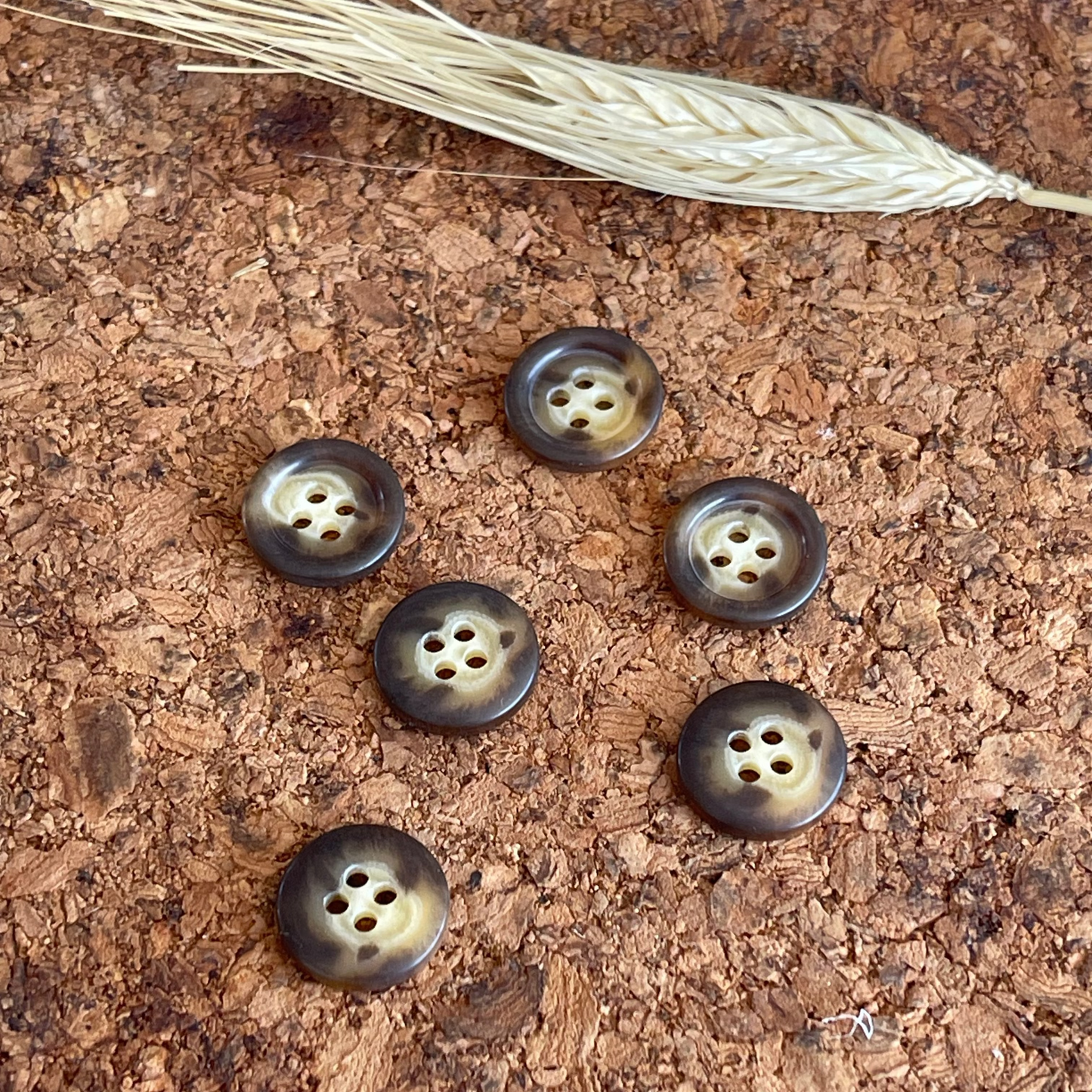 Bouton rond brun et blanc pvc - 15 mm - 4 trous