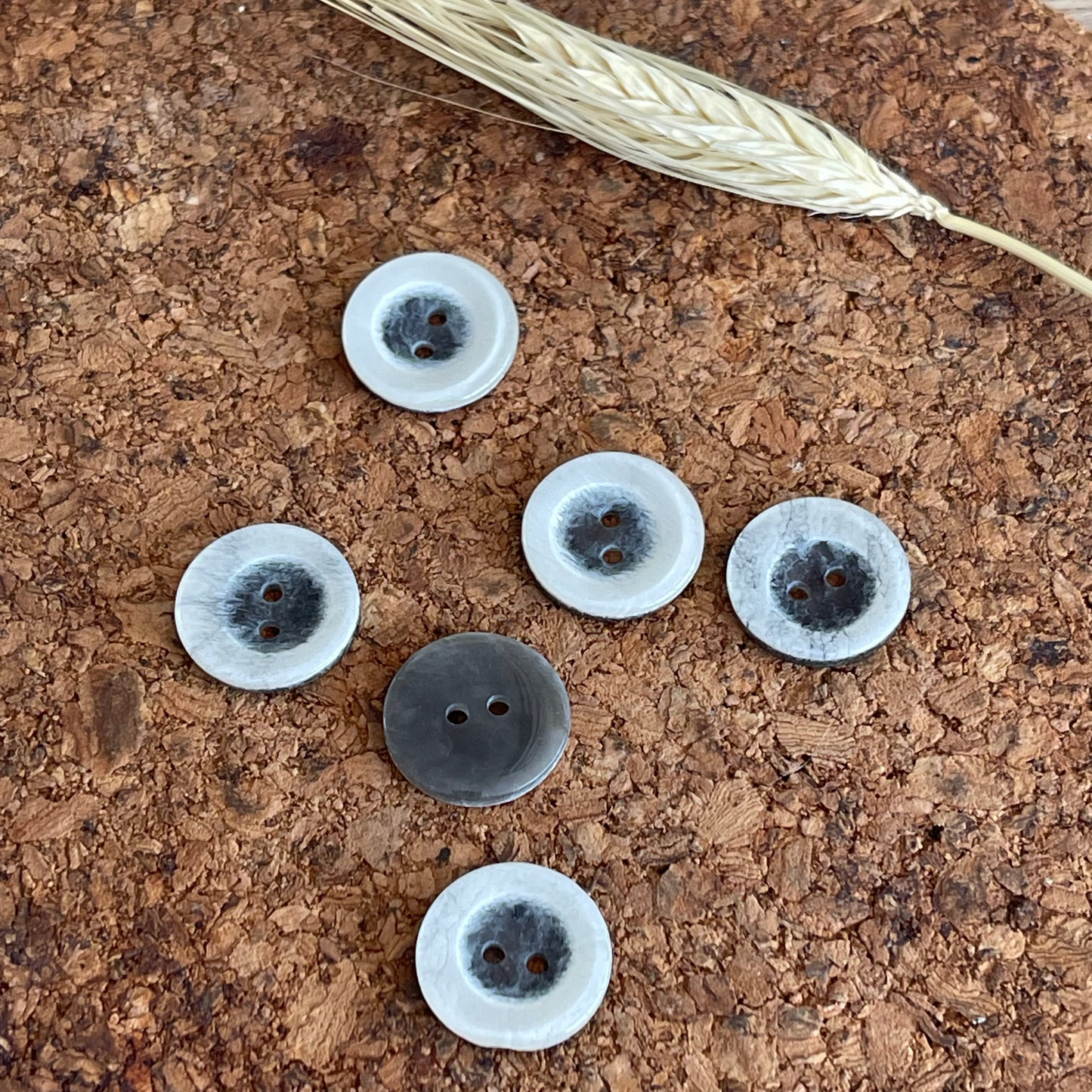 Bouton blanc et gris nacré pvc - 18 mm - 2 trous