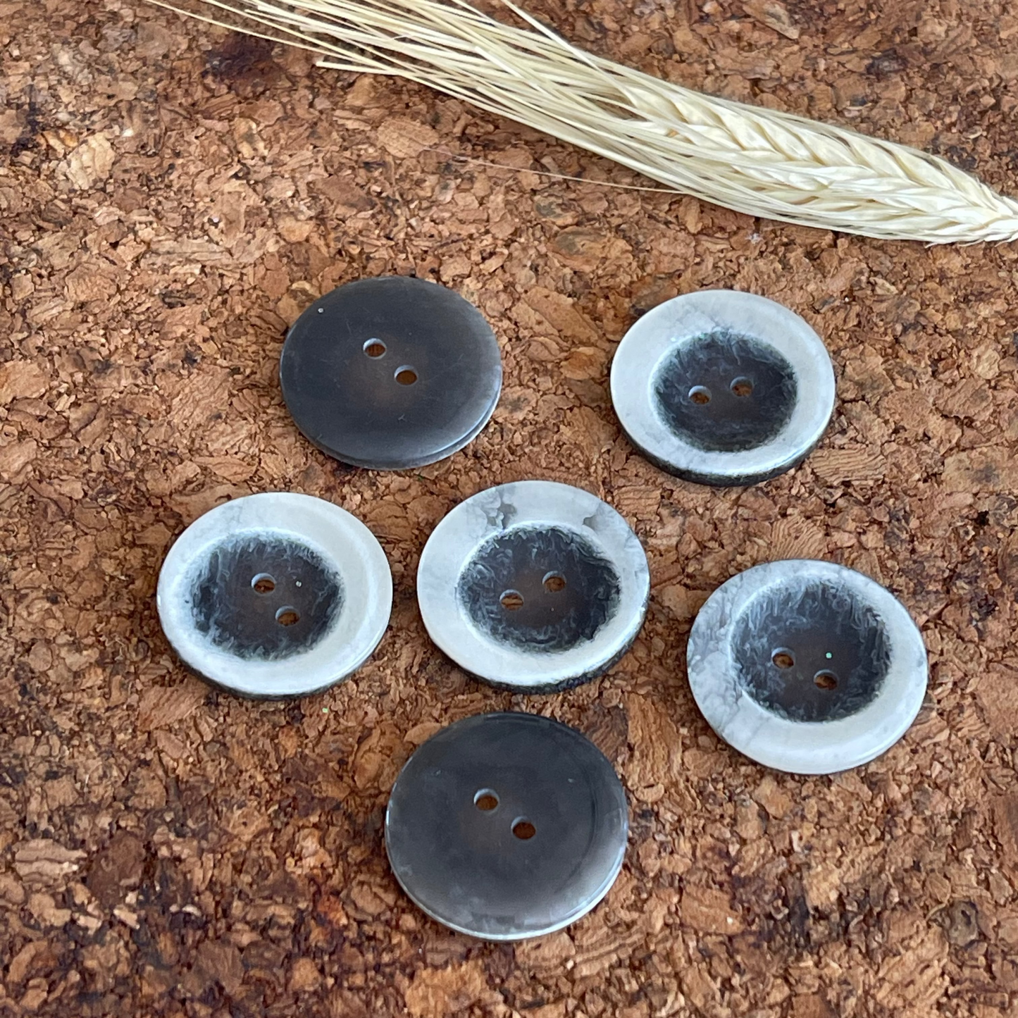 Bouton blanc et gris nacré pvc - 23 mm - 2 trous