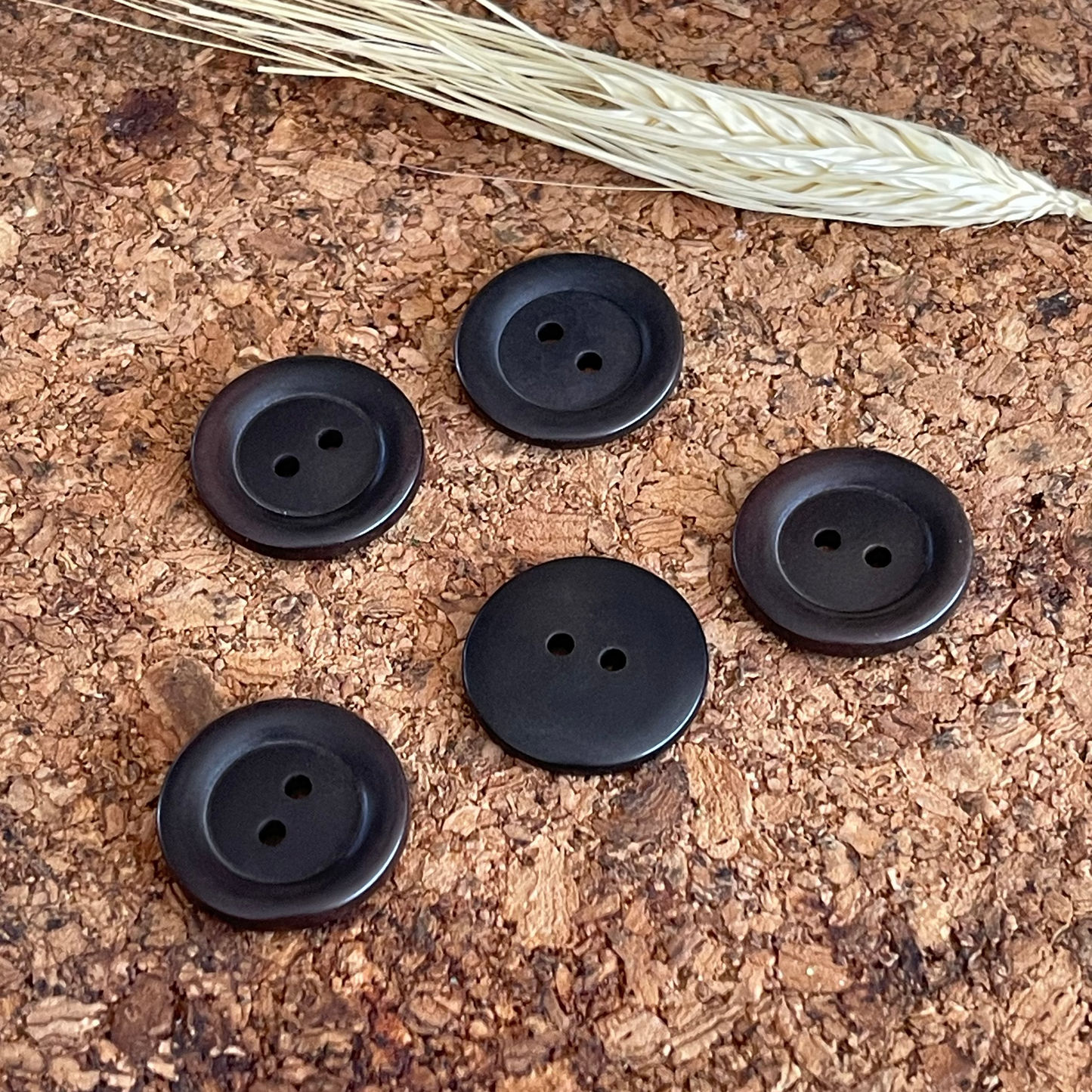 Bouton rond brun 22mm 2 trous