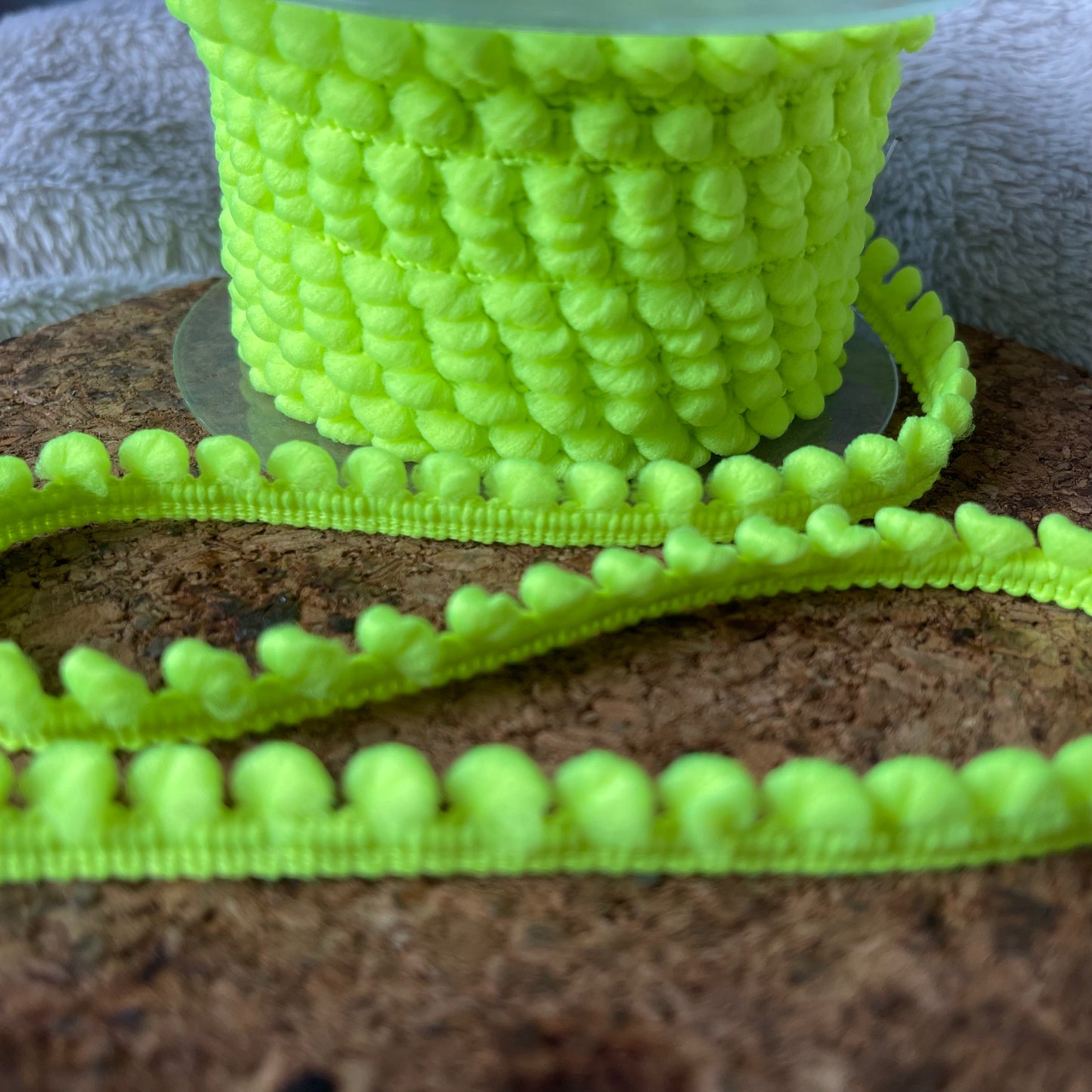 Galon mini pompons vert fluo 6mm