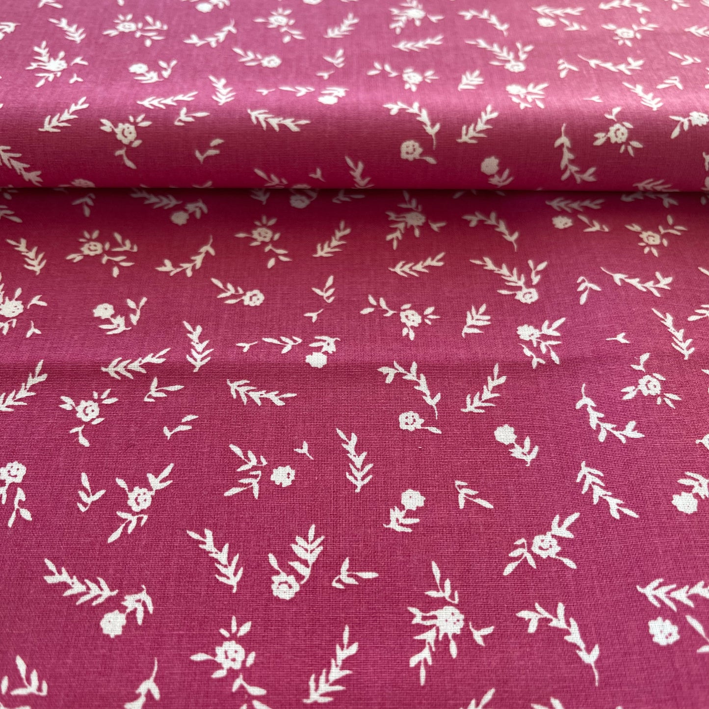 Coton Briella rose avec motif fleuri blanc
