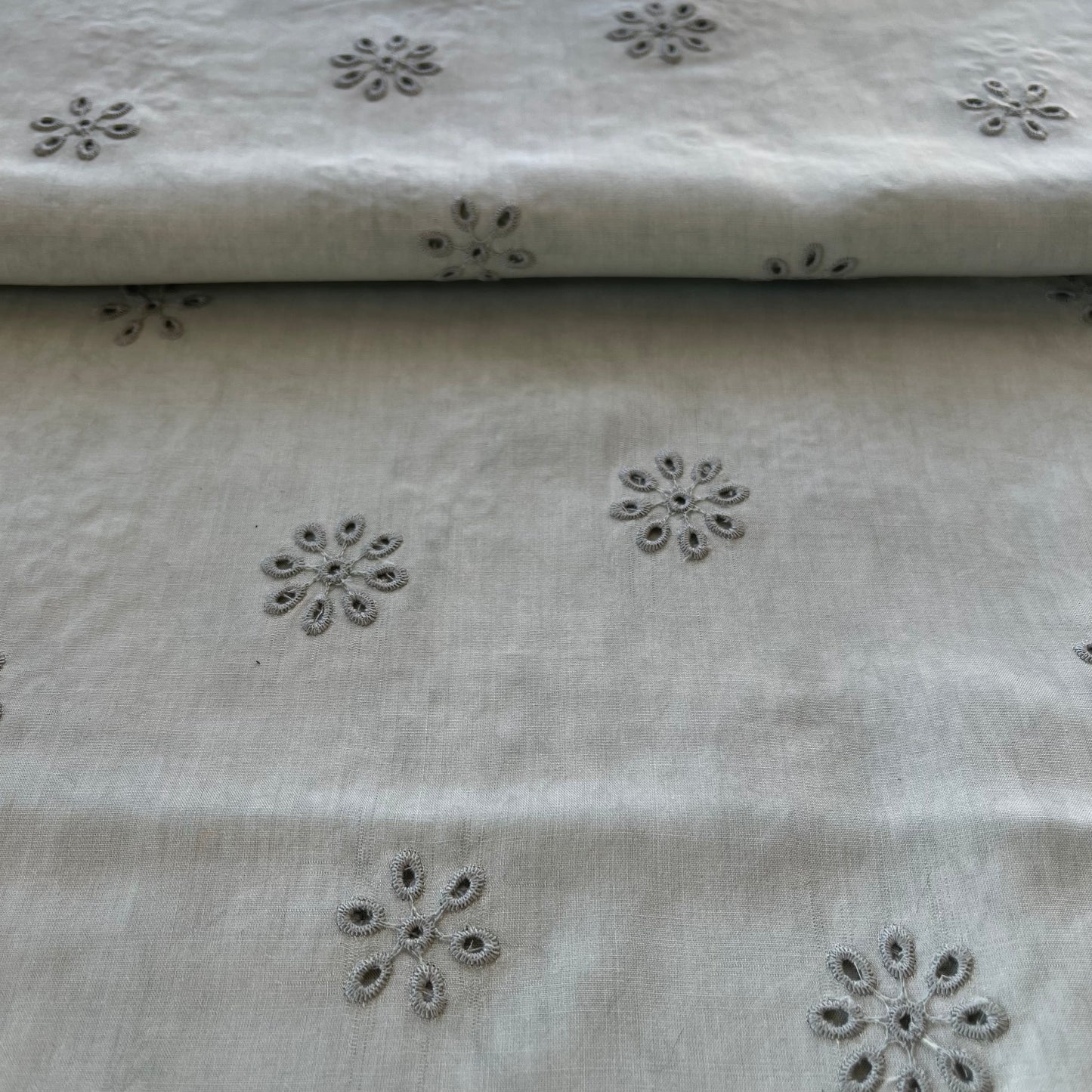 Coton vert eau broderies fleurs