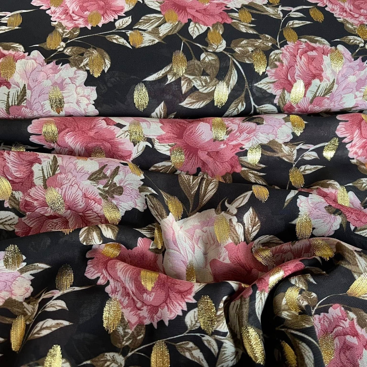 Mousseline polyester imprimé grosse fleur avec touche de dorée noir