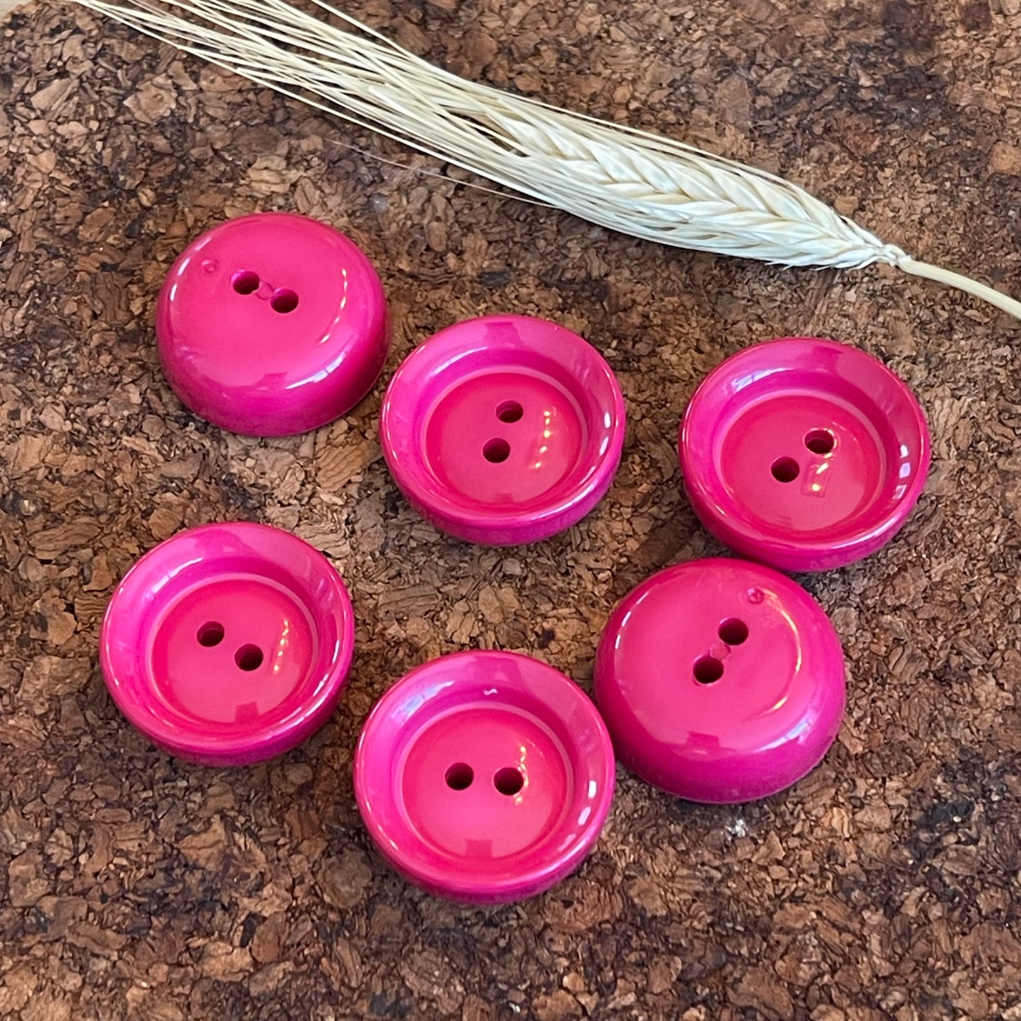 Bouton bord haut rond rose fuchsia 27mm