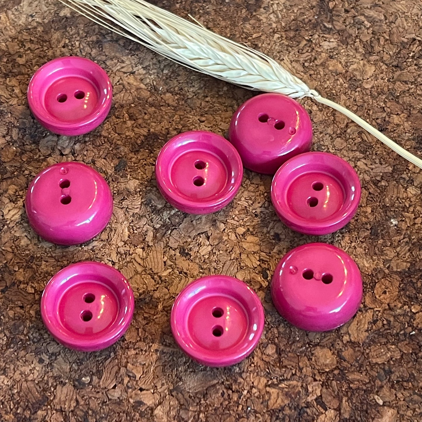 Bouton bord haut rond rose fuchsia 22mm