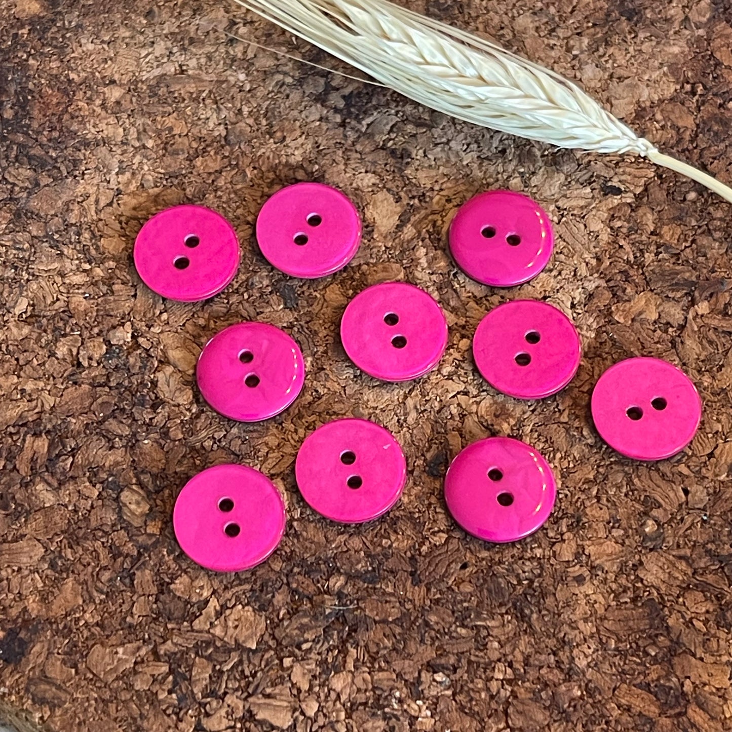 Bouton rond effet froissé rose fuchsia 14mm