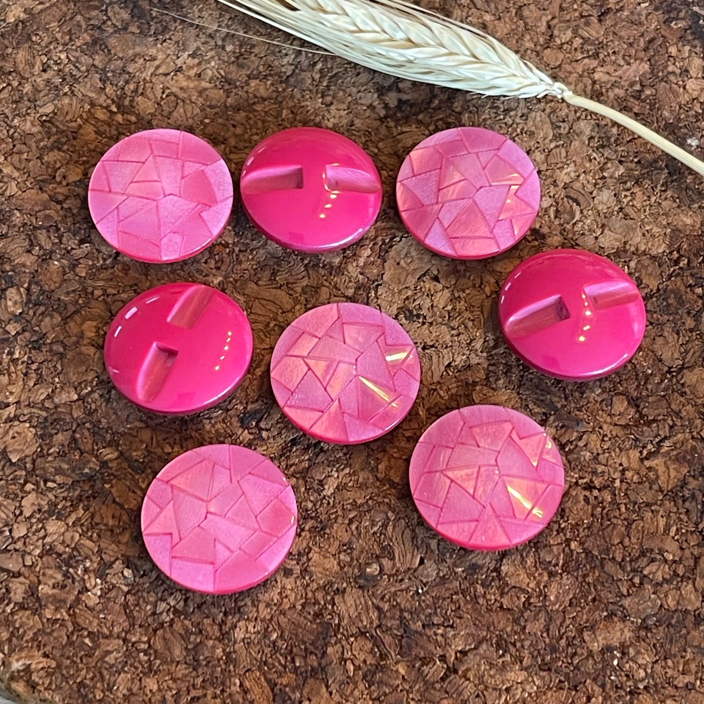 Bouton rond nacré formes géométriques fuchsia 22mm