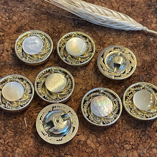 Bouton rond effet or avec petit rond nacré 23mm
