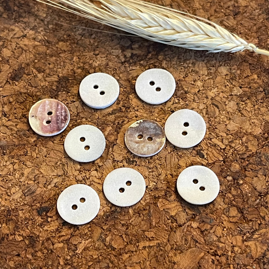 Bouton rond écru matte pearly verso nacré 12mm