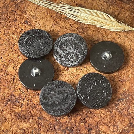 Bouton rond gravé de fleurs noir 27mm