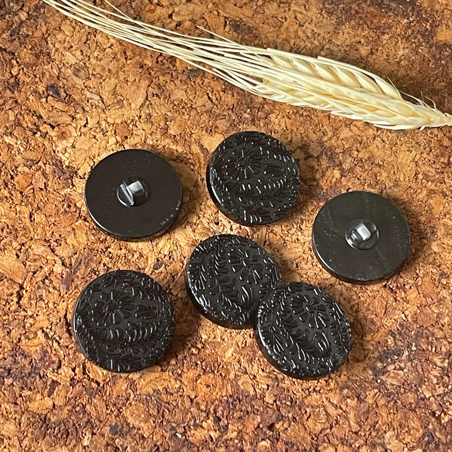 Bouton rond gravé de fleurs noir 22mm