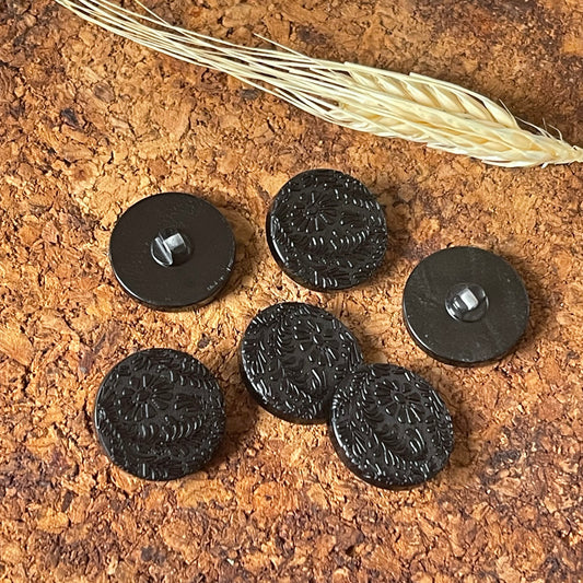 Bouton rond gravé de fleurs noir 22mm