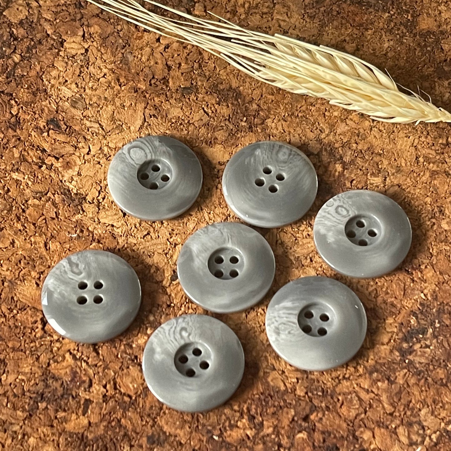 Bouton rond incurvé effet nacré gris 22mm
