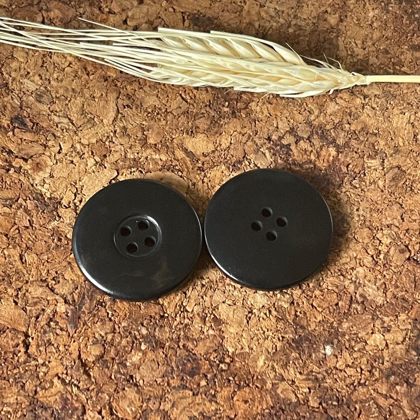 Bouton rond noir incurvé 27mm