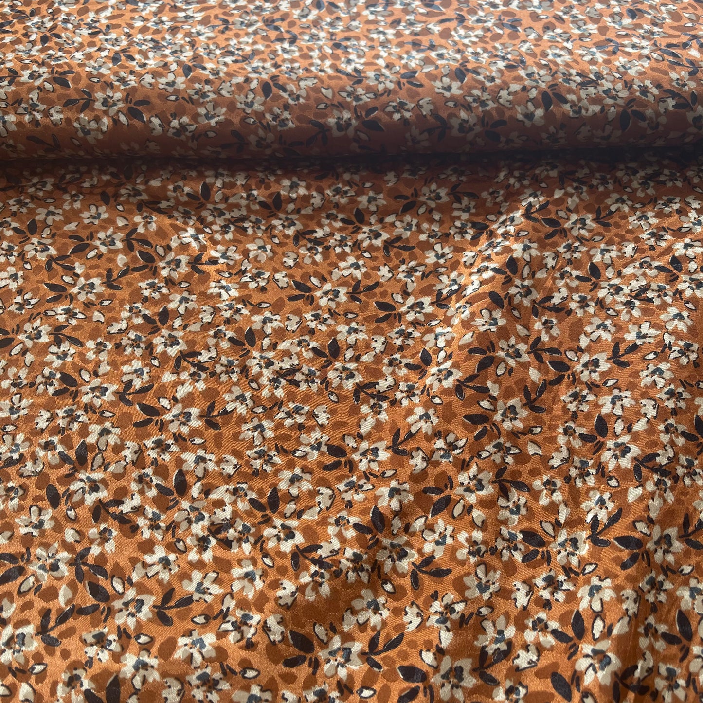 Satin jacquard fleurs blanches sur fond bronze