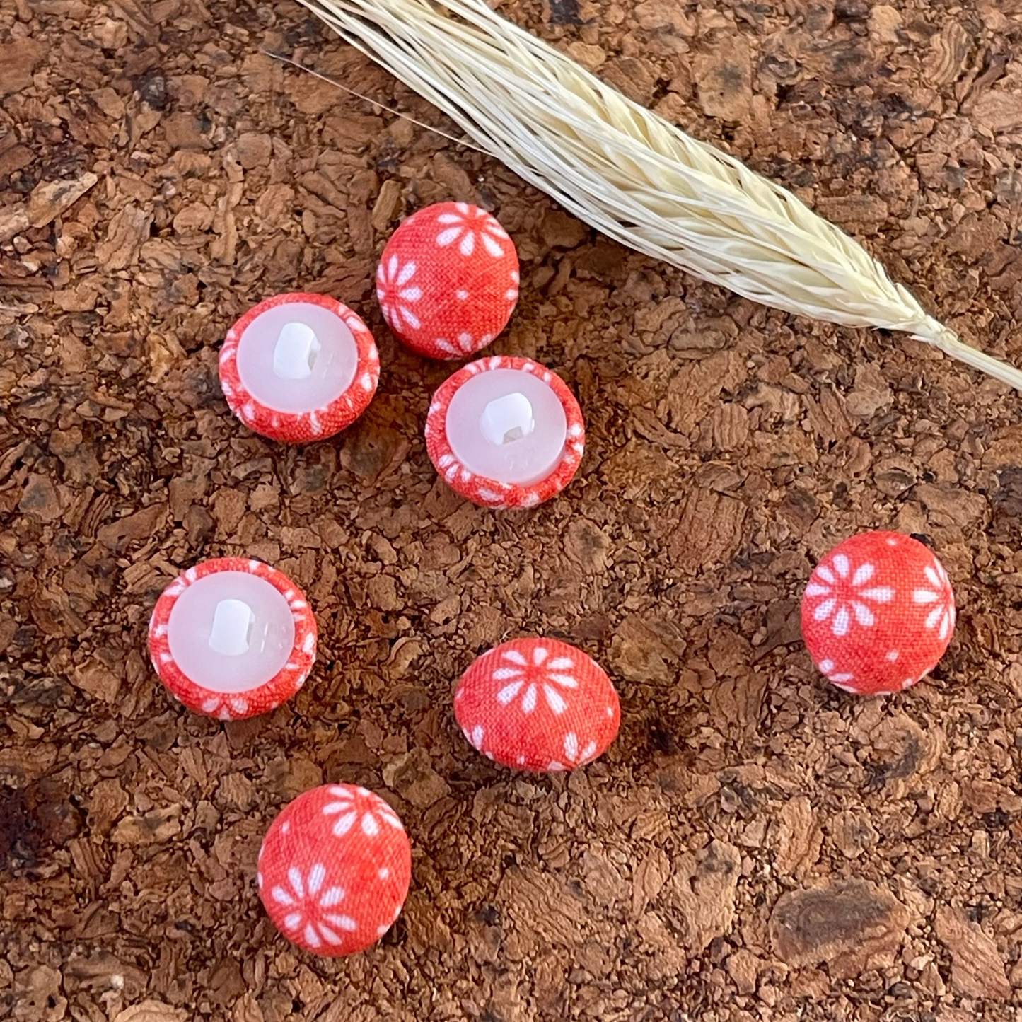 Bouton tissu orange avec fleurs blanches 14mm