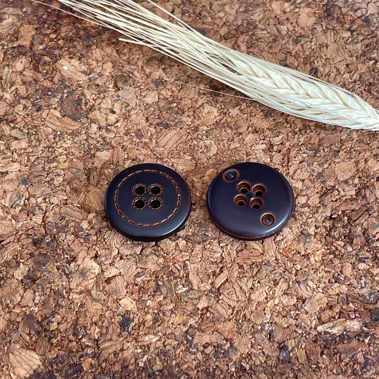 Bouton rond imitation cuir brun 23mm 4 trous