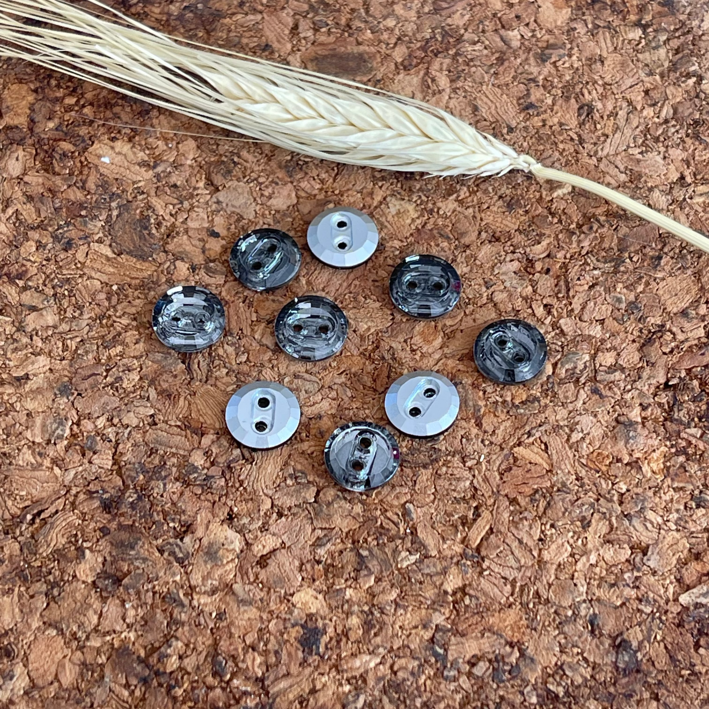 Bouton strass à facettes topaze bleu gris 10mm 2 trous