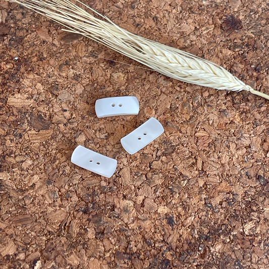 Bouton blanc nacré oblong 2 trous 18mm