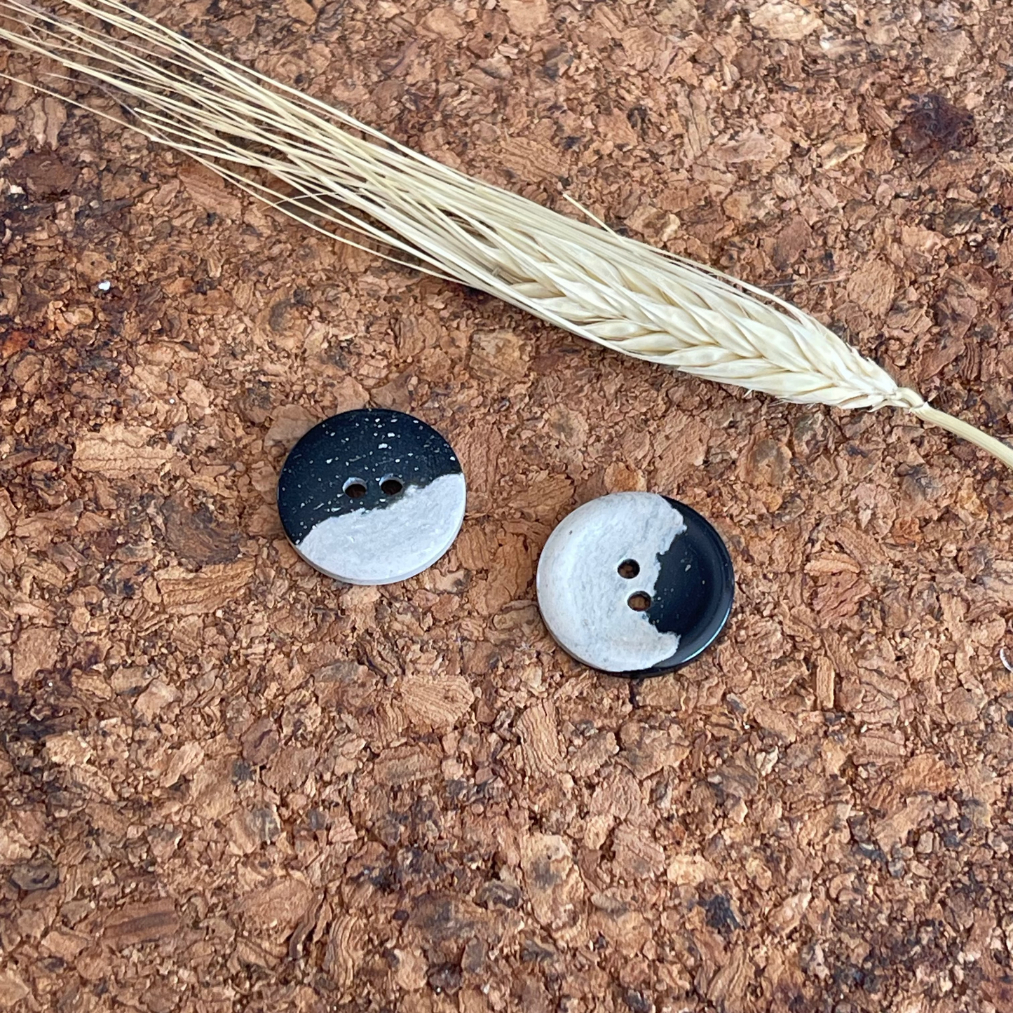 Bouton rond effet marbre bicolore noir et blanc 20mm 2 trous