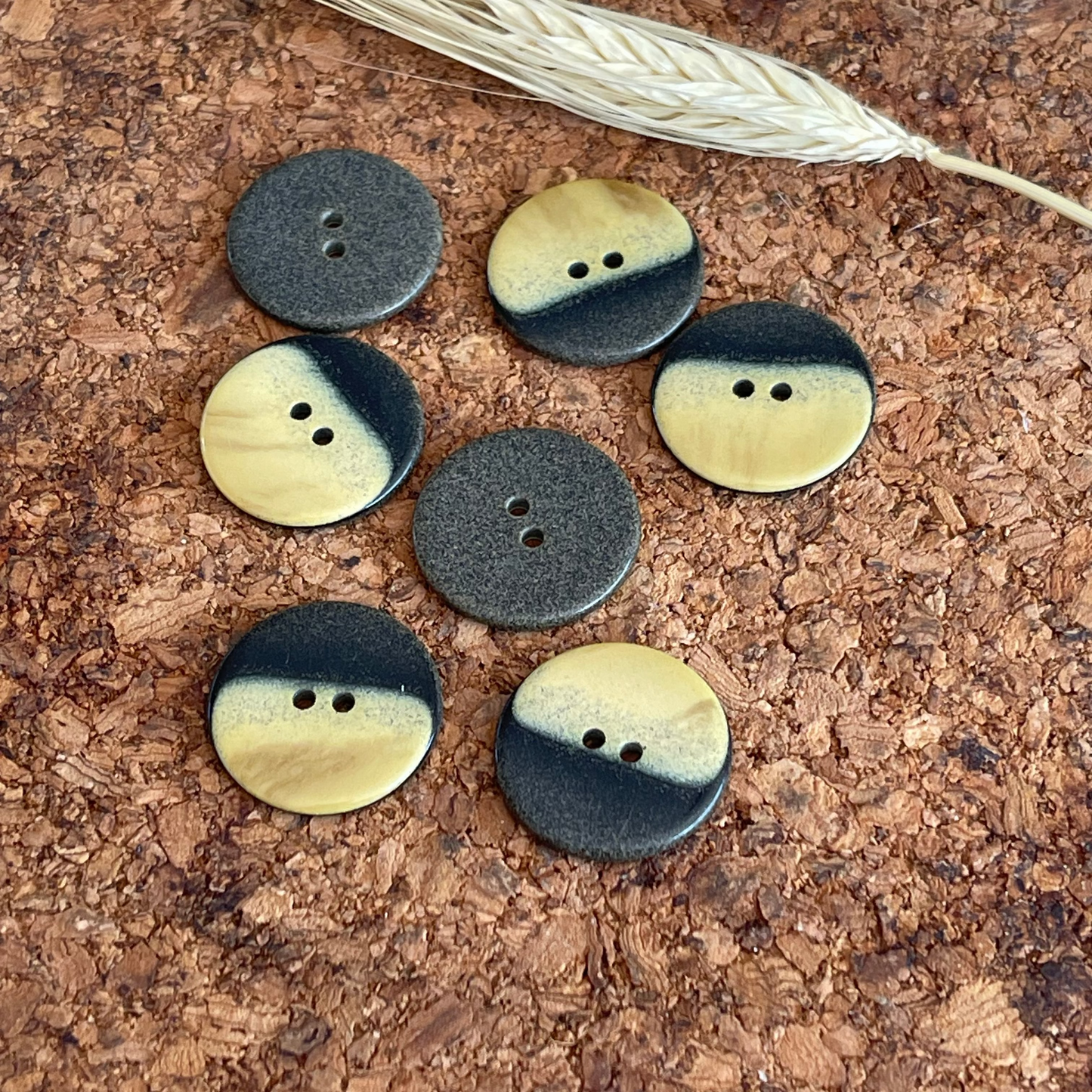 Bouton rond effet pierre bicolore brun et ocre 20mm 2 trous