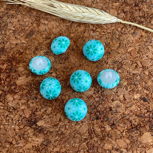 Bouton tissu vert eau avec fleurs vert clair et foncé  14mm