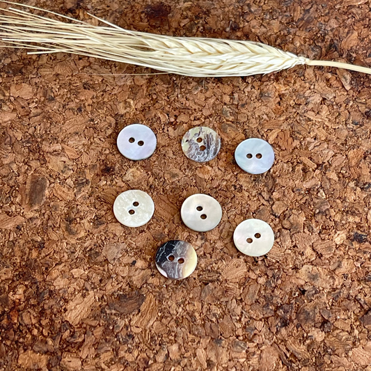 Bouton blanc nacré 2 trous 11mm