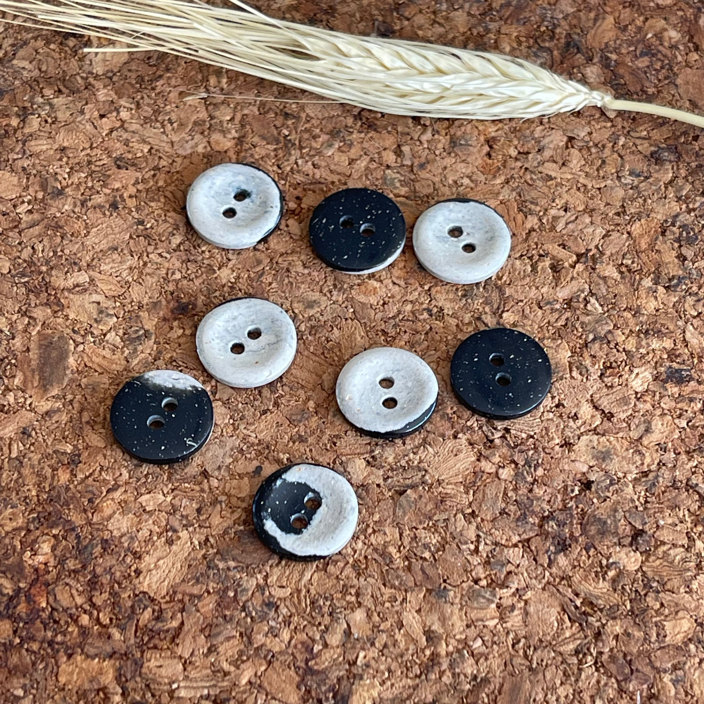 Bouton rond effet marbre bicolore noir et blanc 15mm 2 trous