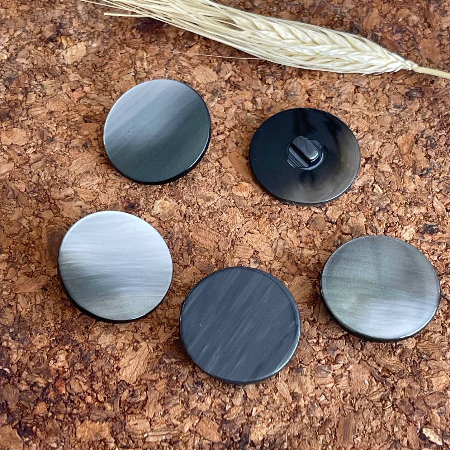 Bouton rond gris métallique 28mm avec boucle