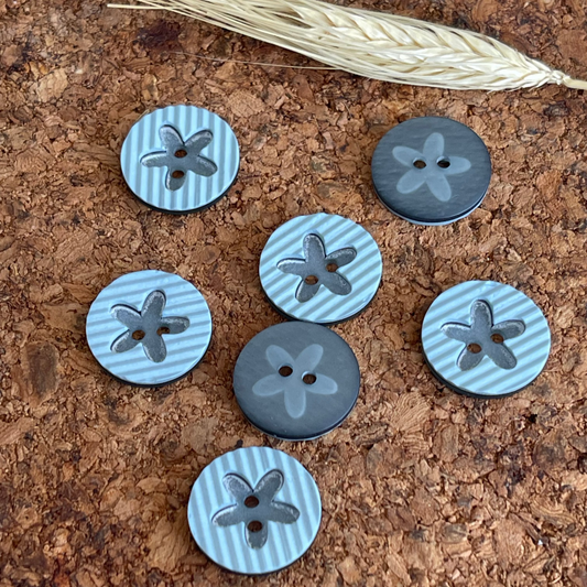 Bouton bleu rond pvc relief fleur - 20 mm - 2 trous