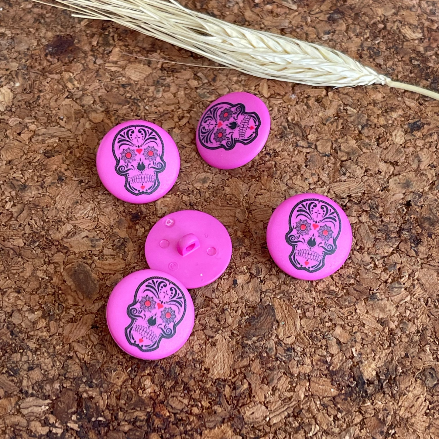 Bouton rond rose pvc tête de mort - 20 mm