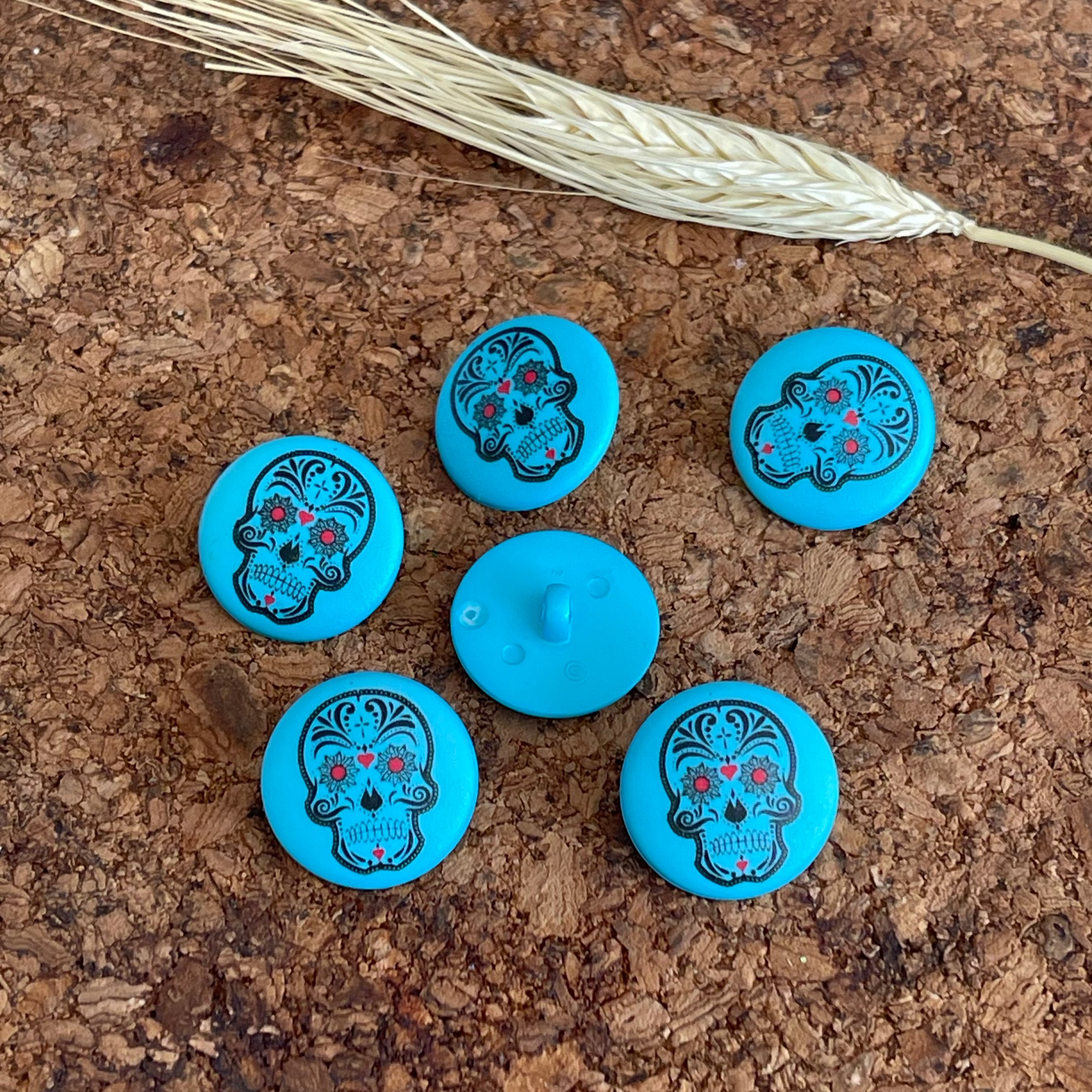 Bouton rond bleu pvc tête de mort - 20 mm