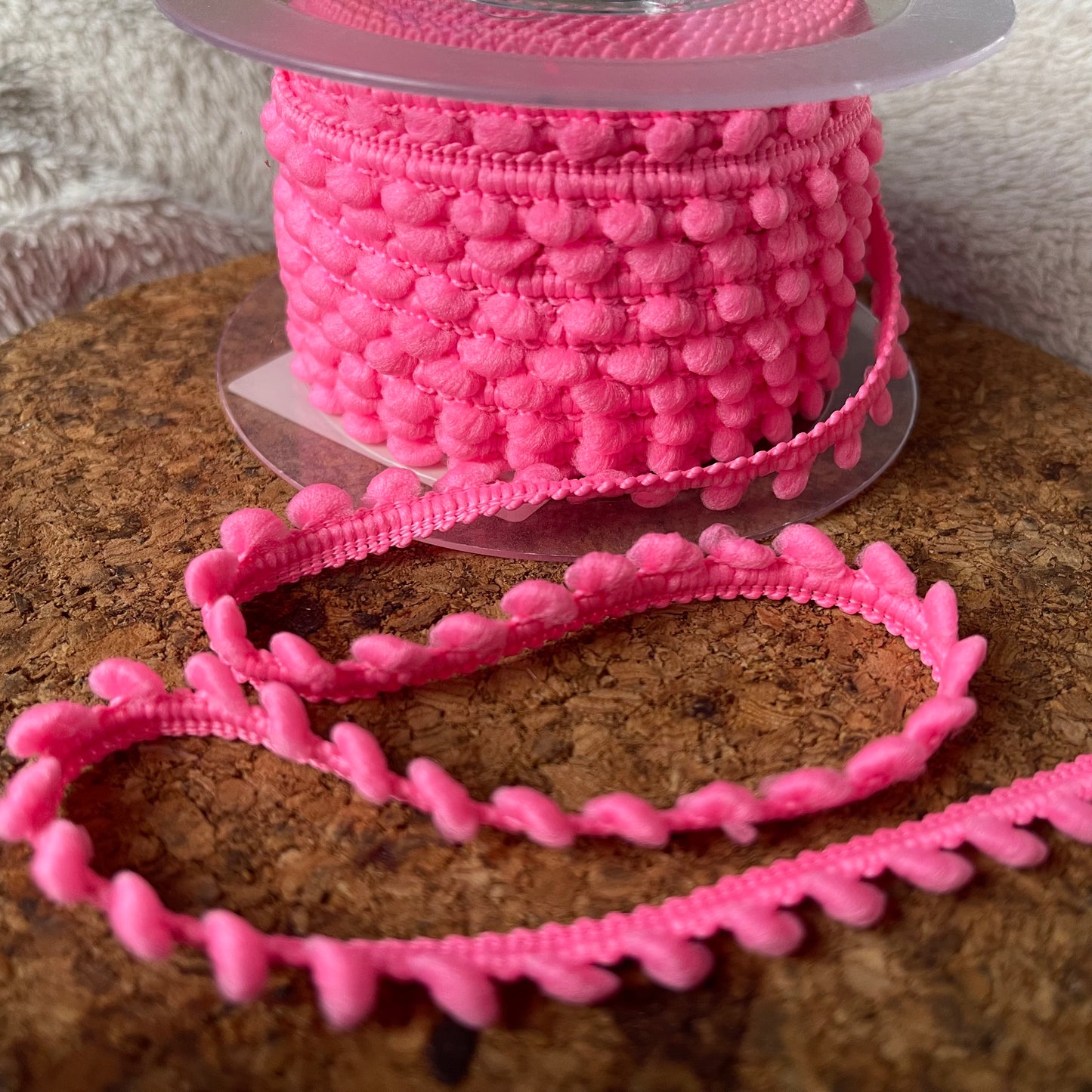 Galon mini pompons rose fluo 6mm