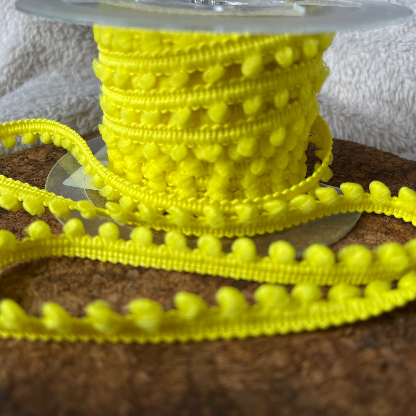 Galon mini pompons jaune fluo 6mm