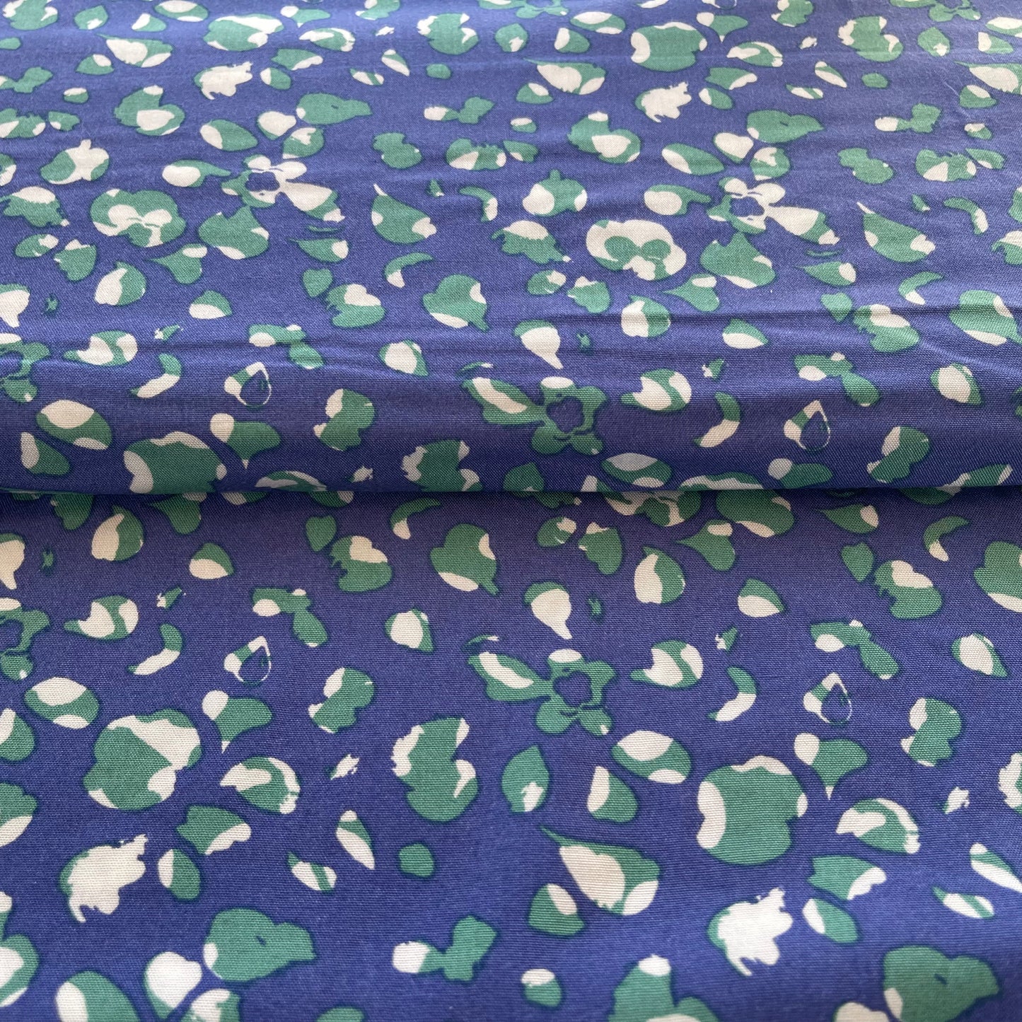 Popeline de Viscose - Arty Reloy fond bleu avec des taches blanches et émeraude