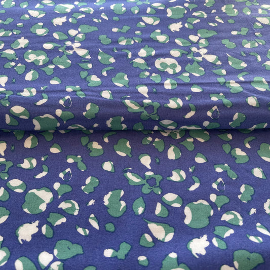 Popeline de Viscose - Arty Reloy fond bleu avec des taches blanches et émeraude