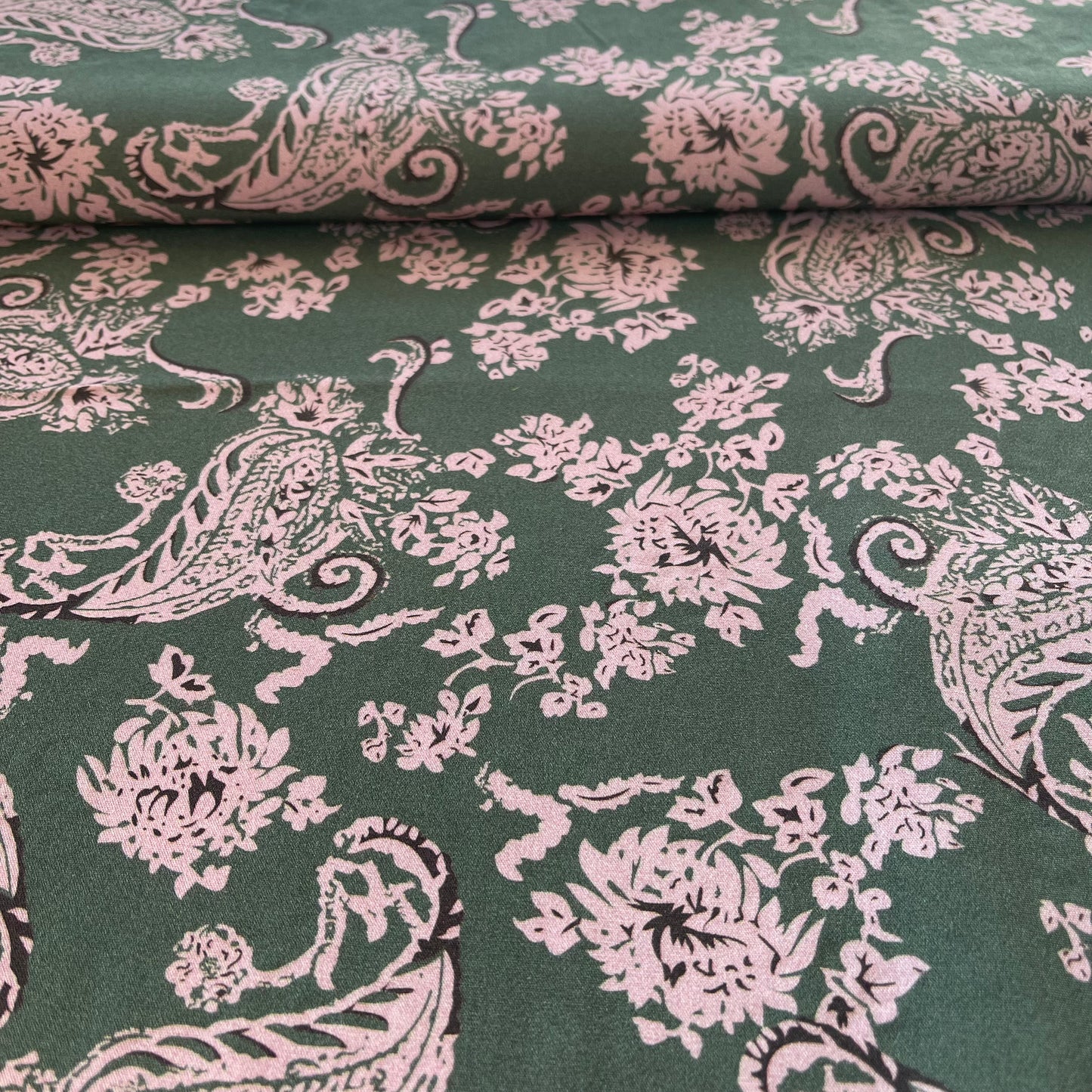 Viscose - Fond vert avec motifs de fleurs roses - à la Ville